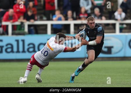 NEWCASTLE UPON TYNE, REGNO UNITO. 19 SETTEMBRE Tommy Allan di Harlequins in azione con Tom Penny di Newcastle Falcons durante la partita Gallagher Premiership tra Newcastle Falcons e Harlequins a Kingston Park, Newcastle domenica 19 settembre 2021. (Credit: Mark Fletcher | MI News) Credit: MI News & Sport /Alamy Live News