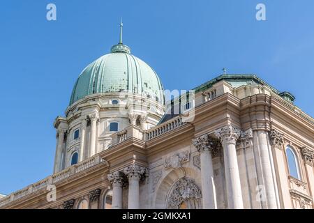 Cupola del palazzo del castello di Buda con la parte superiore verde del complesso reale di Asburgo a Budapest Ungheria Foto Stock