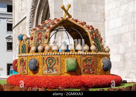 L'antica corona ungherese di Santo Stefano è fatta di fiori in mostra davanti alla chiesa di Mattia a Budapest Foto Stock