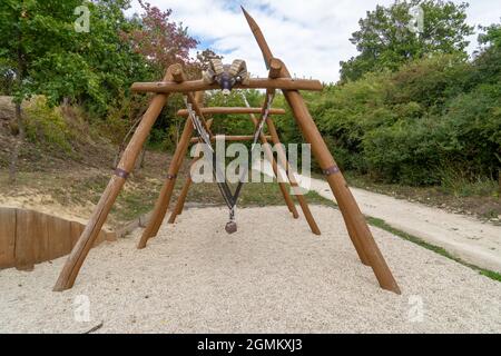 Set di gioco in legno con montone nella giungla in un parco giochi a tema di storia in Ungheria per i bambini piccoli Foto Stock