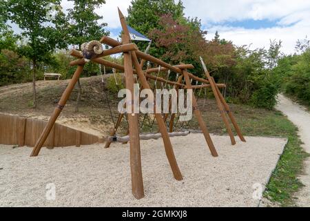 Set di gioco in legno con montone nella giungla in un parco giochi a tema di storia in Ungheria per i bambini piccoli Foto Stock