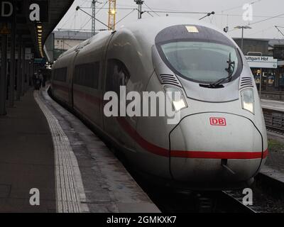 Treno ICE alla stazione ferroviaria principale di Stoccarda, Germania Foto Stock