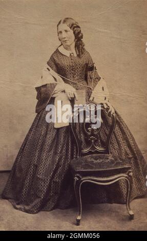 Harriet Beecher Stowe (1811-1896), autore americano e abolizionista, ritratto a tutta lunghezza, 1865 Foto Stock
