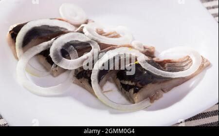 Aringa salata a fette con cipolla Foto Stock