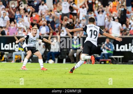 Valencia, Spagna. 19 Settembre 2021. Hugo duro e toni lato di Valencia CF sono visti in azione durante la Liga spagnola, partita di calcio tra Valencia CF e Real Madrid allo stadio Mestalla di Valencia.(Partitura finale; Valencia CF 1:2 Real Madrid) credito: SOPA Images Limited/Alamy Live News Foto Stock