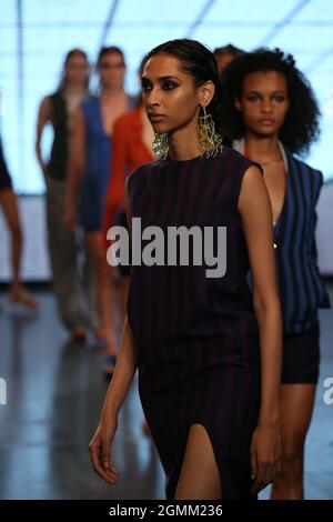 Londra, Regno Unito. 19 Settembre 2021. I modelli camminano sulla pista al Fashion Show di Eftychia, durante la London Fashion Week. (Foto di Pietro Recchia/SOPA Images/Sipa USA) Credit: Sipa USA/Alamy Live News Foto Stock