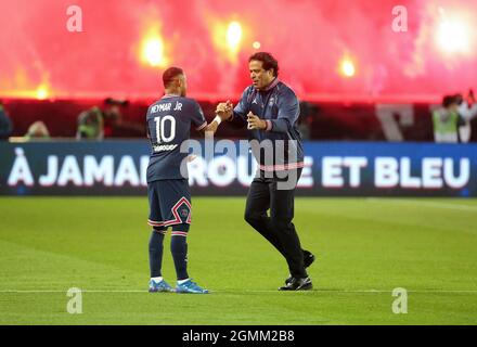 Parigi, Francia. 19 Settembre 2021. L'ex giocatore di PSG Rai Souza Vieira de Oliveira del Brasile saluta il connazionale Neymar Jr del PSG dopo aver calciato fuori la partita di calcio Ligue 1 tra Parigi Saint-Germain (PSG) e Olympique Lyonnais il 19 settembre 2021 allo stadio Parc des Princes di Parigi, Francia - Foto Jean Catuffe/DPPI Credit: DPPI Media/Alamy Live News Foto Stock