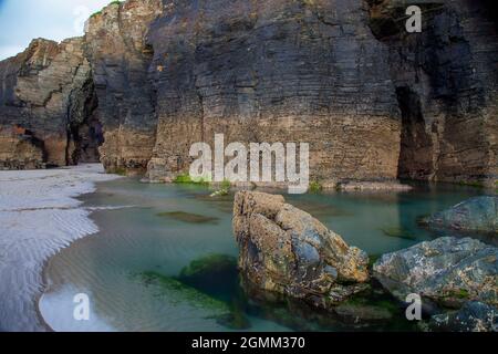 Le bellissime formazioni rocciose della spiaggia delle cattedrali. Lugo, Galizia, Spagna Foto Stock