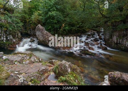 Lunga esposizione dell'acqua di Nevis alle Lower Falls di Glen Nevis, Scozia Foto Stock