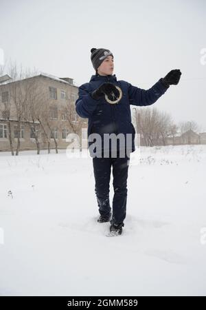 Kovrov, Russia. 5 gennaio 2017. Territorio scuola residenziale. Teenager che prepara il modello di aereo della linea di controllo per il volo Foto Stock