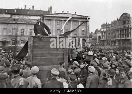 I leader bolscevichi Lenin e Trotsky parlano alla folla nel 1920 Foto Stock