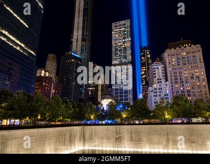 9/11 Tributo in luce. Lower Manhattan illuminata di notte. Memorial South Pool. Vista da Ground Zero, Manhattan, USA. Foto Stock