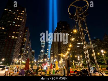 9/11 Tributo in luce. Lower Manhattan illuminata di notte. West Street. Vista da Battery Park, Manhattan, USA.