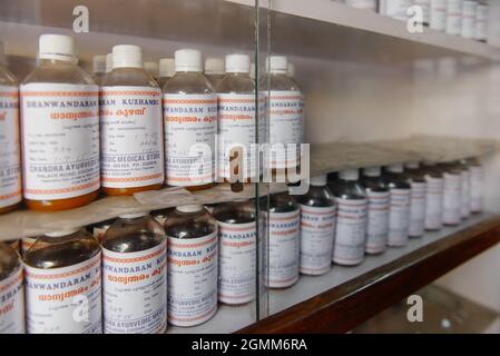 Aranmula, India - 5 dicembre 2015: Farmacia Ayurveda reale in Kerala. Trattamento tradizionale della malattia in Asia. Scaffali con bottiglie e prodotti medicinali Foto Stock