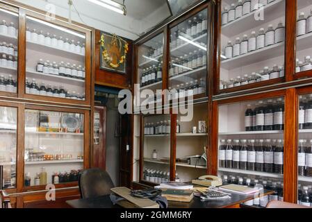 Aranmula, India - 5 dicembre 2015: Farmacia Ayurveda reale in Kerala. Trattamento tradizionale della malattia in Asia. Scaffali con bottiglie e prodotti medicinali Foto Stock