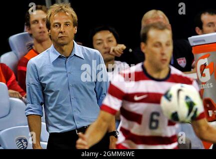 Ottobre 2012: Il capo allenatore Jurgen Klinsmann degli Stati Uniti D'AMERICA GUARDA STEVE Cherundola (6) contro il Guatemala durante una semifinale CONCACAF World Cup qual Foto Stock