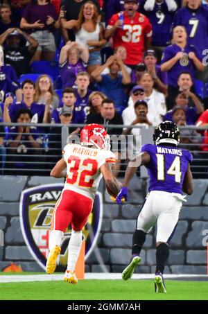 Baltimora, Stati Uniti. 19 Settembre 2021. Kansas City Chiefs Safety Tyrann Mathieu (32) intercetta e passa accanto al ricevitore di Baltimore Ravens Sammy Watkins (14) per un touchdown di 34 metri durante il primo trimestre al M&T Bank Stadium di Baltimora, Maryland, domenica 19 settembre 2021. Foto di David Tulis/UPI Credit: UPI/Alamy Live News Foto Stock