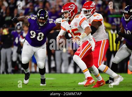 Baltimora, Stati Uniti. 19 Settembre 2021. Kansas City Chiefs Safety Tyrann Mathieu (32) intercetta e passa accanto al ricevitore di Baltimore Ravens Sammy Watkins (14) per un touchdown di 34 metri durante il primo trimestre al M&T Bank Stadium di Baltimora, Maryland, domenica 19 settembre 2021. Foto di David Tulis/UPI Credit: UPI/Alamy Live News Foto Stock