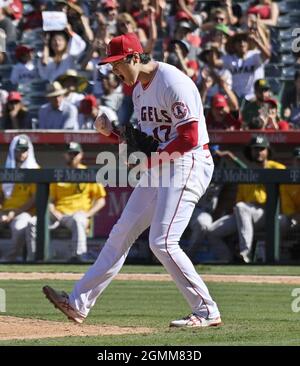 Anaheim, Stati Uniti. 19 Settembre 2021. Anaheim Angels inizia il lanciatore Shohei Ohtani festeggia dopo aver colpito la Oakland Athletics' Matt Chapman per terminare l'ottava inning all'Angel Stadium di Anaheim ad Anaheim, California, domenica 19 settembre 2021. Ohtani ha colpito 10, ma è andato senza vino in partenze consecutive come gli Angeli perdere per l'Oakland Athletics nella serie finale di domenica 3-2. Foto di Jim Ruymen/UPI Credit: UPI/Alamy Live News Foto Stock