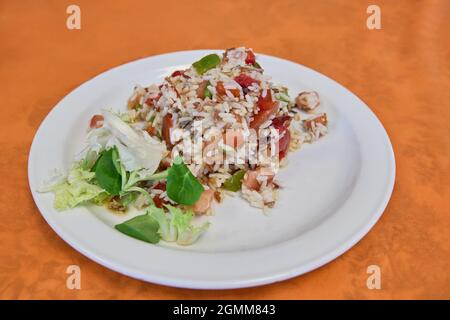 insalata di riso con pomodori e lattughe, cibo estivo fresco e nutriente Foto Stock