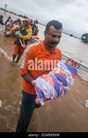 La regione occidentale dello stato di Maharashtra è stata colpita da piogge del 225% in un breve periodo, con conseguente alluvione nei distretti di Kolhapur e Sangli. Kolhapur e Sangli sono stati colpiti anche da simili tipi di alluvioni nel 1989 e nel 2005, ma questa volta ha rotto tutti i limiti uccidendo più di 50 persone in 15 giorni e causando danni massicci. Per la prima volta nella storia l'autostrada NH4 Mumbai Bangalore è stata chiusa a causa delle alluvioni. Le operazioni di salvataggio sono state condotte dal team di gestione delle calamità, dal personale NDRF e dell'esercito per evacuare le persone dai villaggi di Ambwewadi, Chikhali e Prayag Chikhali, a 8 km da Kolhapur Foto Stock