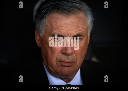 Valencia. 20 Settembre 2021. Carlo Ancelotti, allenatore di Real Madrid, si occupa di una partita di calcio spagnola di prima divisione tra Valencia CF e Real Madrid a Valencia, in Spagna, il 19 settembre 2021. Credit: Xinhua/Alamy Live News Foto Stock