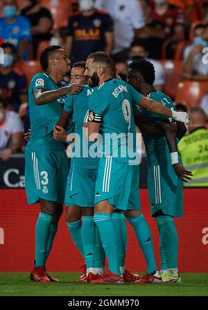 Valencia. 20 Settembre 2021. I giocatori del Real Madrid festeggiano il loro obiettivo durante una partita di calcio spagnola di prima divisione tra Valencia CF e Real Madrid a Valencia, in Spagna, il 19 settembre 2021. Credit: Xinhua/Alamy Live News Foto Stock