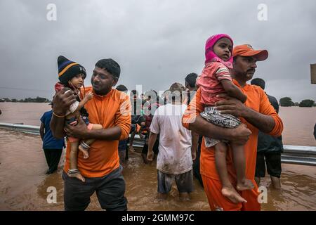 La regione occidentale dello stato di Maharashtra è stata colpita da piogge del 225% in un breve periodo, con conseguente alluvione nei distretti di Kolhapur e Sangli. Kolhapur e Sangli sono stati colpiti anche da simili tipi di alluvioni nel 1989 e nel 2005, ma questa volta ha rotto tutti i limiti uccidendo più di 50 persone in 15 giorni e causando danni massicci. Per la prima volta nella storia l'autostrada NH4 Mumbai Bangalore è stata chiusa a causa delle alluvioni. Le operazioni di salvataggio sono state condotte dal team di gestione delle calamità, dal personale NDRF e dell'esercito per evacuare le persone dai villaggi di Ambwewadi, Chikhali e Prayag Chikhali, a 8 km da Kolhapur Foto Stock