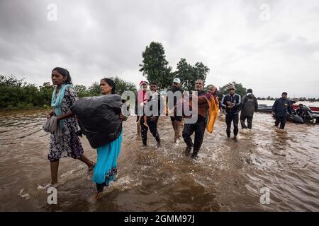 La regione occidentale dello stato di Maharashtra è stata colpita da piogge del 225% in un breve periodo, con conseguente alluvione nei distretti di Kolhapur e Sangli. Kolhapur e Sangli sono stati colpiti anche da simili tipi di alluvioni nel 1989 e nel 2005, ma questa volta ha rotto tutti i limiti uccidendo più di 50 persone in 15 giorni e causando danni massicci. Per la prima volta nella storia l'autostrada NH4 Mumbai Bangalore è stata chiusa a causa delle alluvioni. Le operazioni di salvataggio sono state condotte dal team di gestione delle calamità, dal personale NDRF e dell'esercito per evacuare le persone dai villaggi di Ambwewadi, Chikhali e Prayag Chikhali, a 8 km da Kolhapur Foto Stock