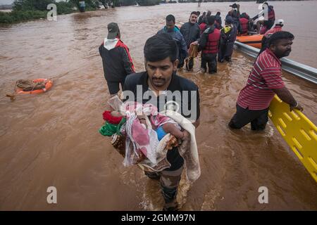 La regione occidentale dello stato di Maharashtra è stata colpita da piogge del 225% in un breve periodo, con conseguente alluvione nei distretti di Kolhapur e Sangli. Kolhapur e Sangli sono stati colpiti anche da simili tipi di alluvioni nel 1989 e nel 2005, ma questa volta ha rotto tutti i limiti uccidendo più di 50 persone in 15 giorni e causando danni massicci. Per la prima volta nella storia l'autostrada NH4 Mumbai Bangalore è stata chiusa a causa delle alluvioni. Le operazioni di salvataggio sono state condotte dal team di gestione delle calamità, dal personale NDRF e dell'esercito per evacuare le persone dai villaggi di Ambwewadi, Chikhali e Prayag Chikhali, a 8 km da Kolhapur Foto Stock