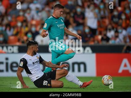 Valencia. 20 Settembre 2021. Luka Jovic (top) del Real Madrid vies con Omar Alderete di Valencia durante una partita di calcio spagnola di prima divisione tra Valencia CF e Real Madrid a Valencia, in Spagna, il 19 settembre 2021. Credit: Xinhua/Alamy Live News Foto Stock