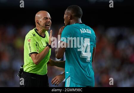 Valencia. 20 Settembre 2021. L'Alaba (R) del Real Madrid reagisce durante una partita di calcio spagnola di prima divisione tra Valencia CF e il Real Madrid a Valencia, in Spagna, il 19 settembre 2021. Credit: Xinhua/Alamy Live News Foto Stock