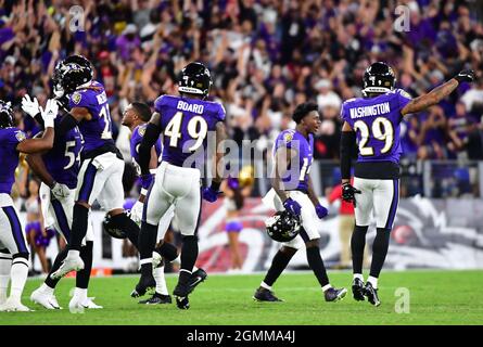 Baltimora, Stati Uniti. 19 Settembre 2021. Il grande ricevitore di Baltimore Ravens Sammy Watkins (14) e la sicurezza Ar'Darius Washington (29) festeggiamenti dopo che i Chiefs di Kansas City hanno fumato la palla via tardi nel quarto trimestre al M&T Bank Stadium di Baltimora, Maryland, domenica 19 settembre 2021. Baltimora vinse il 36-35. Foto di David Tulis/UPI Credit: UPI/Alamy Live News Foto Stock