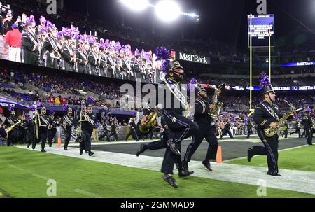 Baltimora, Stati Uniti. 20 Settembre 2021. La Baltimore Ravens band prende il campo durante l'apertura della casa contro i Kansas City Chiefs all'M&T Bank Stadium di Baltimora, Maryland, domenica 19 settembre 2021. Foto di David Tulis/UPI Credit: UPI/Alamy Live News Foto Stock