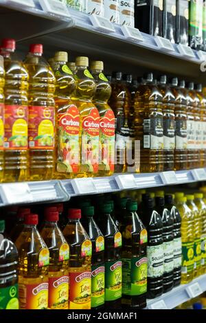Varietà di olio nel negozio di alimentari Foto Stock