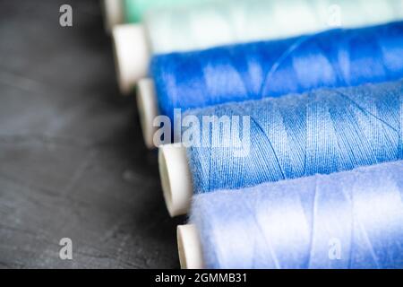 Filo da cucire a colori, colpo di primo piano. Messa a fuoco selettiva. Profondità di campo poco profonda. Foto Stock