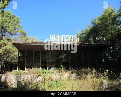 Prypjat, Ucraina. 15 settembre 2021. Costruzione dilapidata del caffè Prypyat al porto fluviale della città centrale evacuata nel 1986 dopo il disastro nucleare di Chernobyl. In Ucraina. (A dpa 'Esperti della Germania misurano le radiazioni a Chernobyl') Credit: Andreas Stein/dpa/Alamy Live News Foto Stock