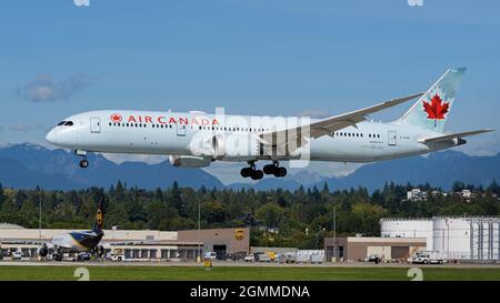 Richmond, British Columbia, Canada. 16 settembre 2021. Un Air Canada Boeing 787-9 Dreamliner Jet (C-FGEI) atterra all'Aeroporto Internazionale di Vancouver. (Credit Image: © Bayne Stanley/ZUMA Press Wire) Foto Stock
