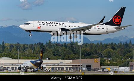 Richmond, British Columbia, Canada. 16 settembre 2021. Un Air Canada Boeing 737 MAX 8 Jet (C-FSIP) atterra all'aeroporto internazionale di Vancouver. (Credit Image: © Bayne Stanley/ZUMA Press Wire) Foto Stock