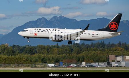 Richmond, British Columbia, Canada. 16 settembre 2021. Un Air Canada Boeing 737 MAX 8 Jet (C-FSIP) atterra all'aeroporto internazionale di Vancouver. (Credit Image: © Bayne Stanley/ZUMA Press Wire) Foto Stock