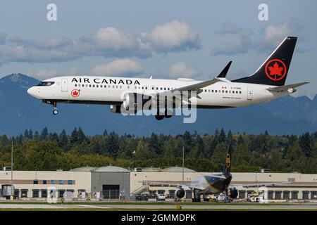 Richmond, British Columbia, Canada. 16 settembre 2021. Un Air Canada Boeing 737 MAX 8 Jet (C-FSNU) atterra all'aeroporto internazionale di Vancouver. (Credit Image: © Bayne Stanley/ZUMA Press Wire) Foto Stock