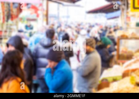 Folla di persone al mercato di Istanbul, sfocato, immagine sfocata del popolo turco in una strada come sfondo Foto Stock