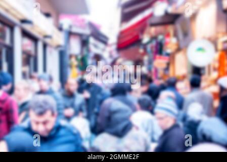 Folla di persone al mercato di Istanbul, sfocato, immagine sfocata del popolo turco in una strada come sfondo Foto Stock