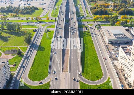 Vista aerea degli incroci dell'autostrada della città. Veicoli che guidano su strada Foto Stock