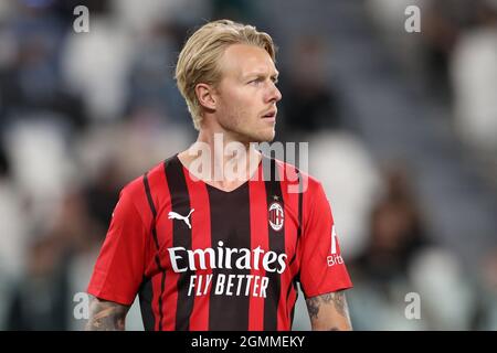 Torino, 19 settembre 2021. Simon Kjaer dell'AC Milan guarda avanti durante la Serie A allo Stadio Allianz di Torino. Il credito d'immagine dovrebbe essere: Jonathan Moscrop / Sportimage Foto Stock