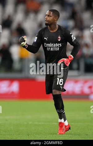 Torino, 19 settembre 2021. Mike Maignan di AC Milan si aggrappa al pugno dopo che il compagno di squadra ante Rebic di AC Milan segna per livellare la partita a 1-1 durante la Serie A allo Stadio Allianz di Torino. Il credito d'immagine dovrebbe essere: Jonathan Moscrop / Sportimage Foto Stock