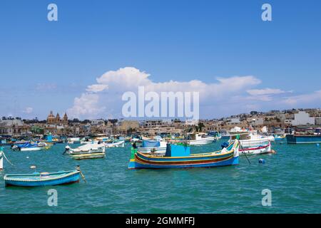 Barche nel villaggio di fisher a Marsaxlokk Malta Foto Stock