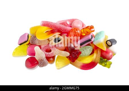 Un mucchio di caramelle di frutta gelatine assortite isolate su sfondo bianco. Concetto di vacanza, bambini entusiasti, nutrizione malsana. Foto Stock