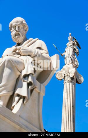 Statue di Socrate e di Atena fuori dell'Accademia di Atene, Atene, Grecia, Foto Stock