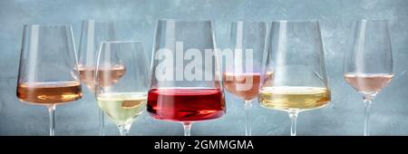 Panorama dei vini rosati e bianchi. Vari bicchieri di vino in una degustazione presso una cantina. Evento di degustazione vini Foto Stock